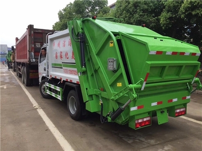 新鄉(xiāng)市新款東風(fēng)8噸壓縮式垃圾車與3立方擺臂式垃圾車的綜合應(yīng)用及油罐車在環(huán)衛(wèi)體系中的協(xié)同作用